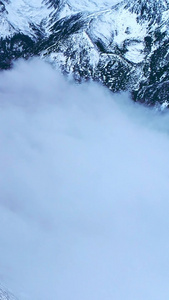 航拍无人机穿越云层拍摄连绵起伏视频