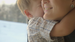 火车上母亲怀抱着孩子26秒视频