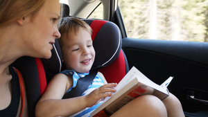 母亲和儿子乘车携带书本旅行12秒视频