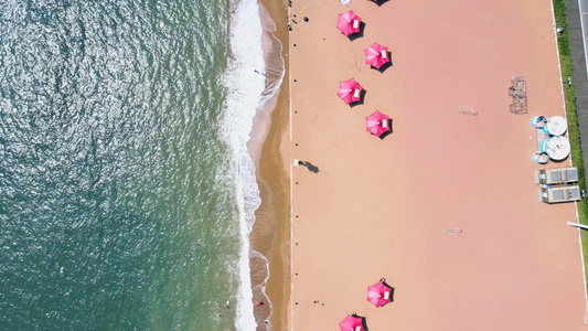 4K海岸线海滨海边浴场航拍海浪游客旅游大连金石滩国家旅游度假区视频