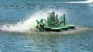 涡轮机在水面上旋转14秒视频