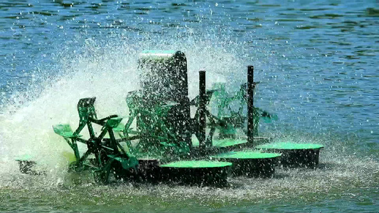 涡轮机在水面旋转增加氧气并调整水的状态视频