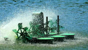涡轮机在水面旋转增加氧气并调整水的状态13秒视频