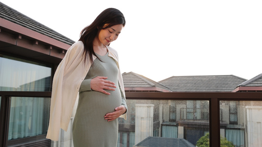 站在阳台上的孕妇视频