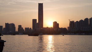 傍晚波光粼粼的江水和城市高楼107秒视频