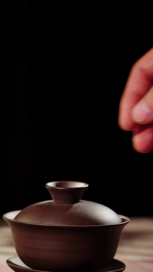 掀开茶杯盖冒出热气茶文化21秒视频