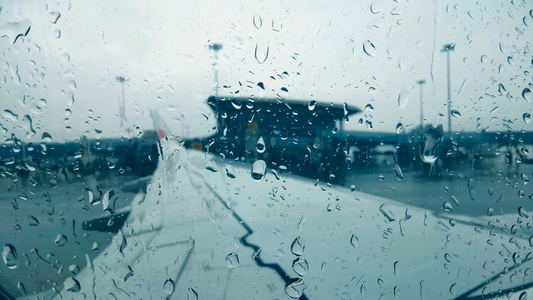 4K实拍下雨天机场飞机窗口拍机翼雨珠视频素材视频