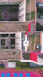 航拍风光城市校园教育场所学校操场跑道教学楼城市建设素材K12视频