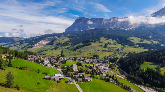 航拍意大利阿尔卑斯山区乡村田园自然风光视频