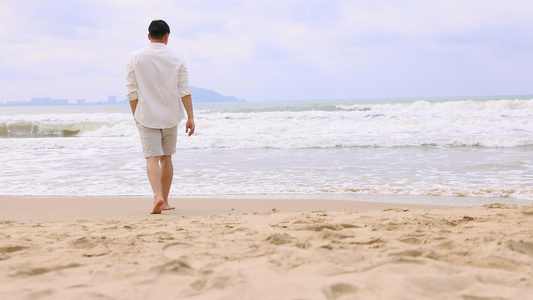 海边散步的男青年视频