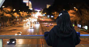 4K多角度拍摄夜景天桥车流下的女生背影35秒视频