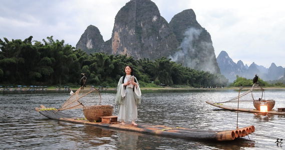 桂林山水漓江竹筏上的古风汉服美女视频