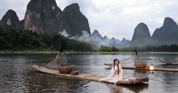 桂林山水漓江竹筏上的古风汉服美女视频