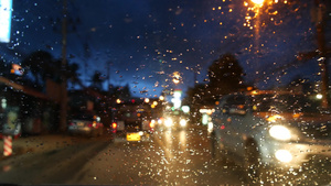 雨季期间带点亮车灯的泰国双条车沿夜街行驶16秒视频