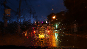 雨季期间泰国双条车道沿夜街行驶景象27秒视频