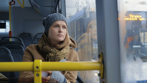 女乘客向公共汽车窗外看客15秒视频