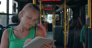 女青年乘公共汽车时用垫子娱乐11秒视频