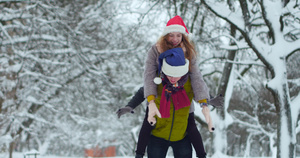 快乐的年轻夫妇在冬季公园装扮近亲59秒视频