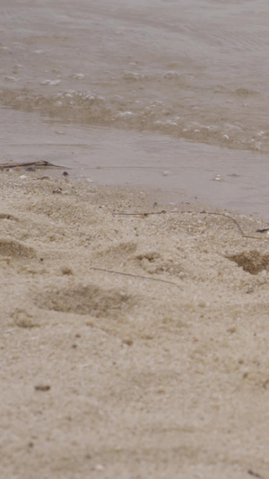 赤脚走沙滩实拍海边沙滩23秒视频