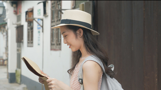 女生观光旅行看地图视频