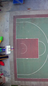 垂直航拍学生打篮球视频