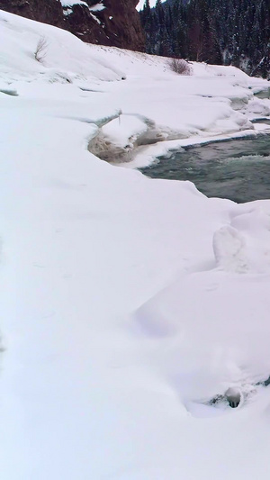 无人机低空拍摄溪水冰雪消融12秒视频