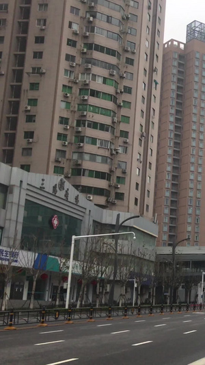 武汉新冠肺炎封城后空旷的道路和公交车站台15秒视频