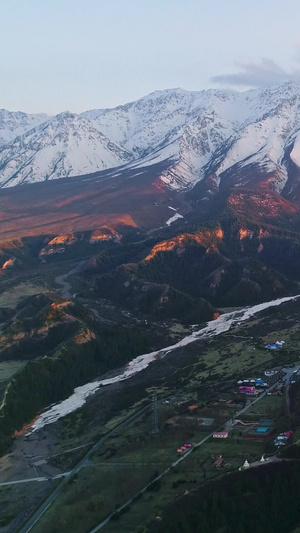 青海昆仑山脉日照金山7秒视频