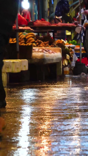 下雨天市场上行人的步伐123秒视频