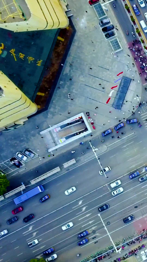 俯拍城市十字路口斑马线66秒视频