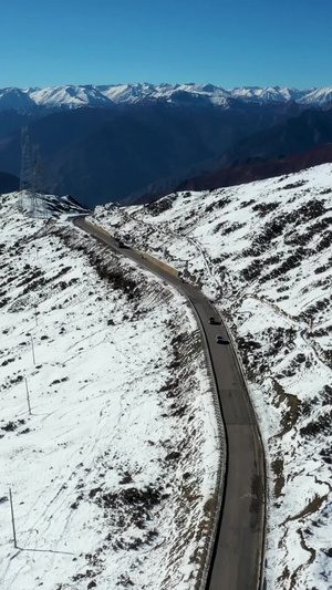 工布江达县公路上雪地航拍视频32秒视频