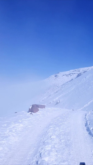 大雪下的驾驶山路的第一视角22秒视频