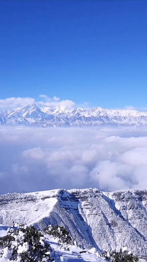 攀登雪山登顶后环顾实拍雪山22秒视频