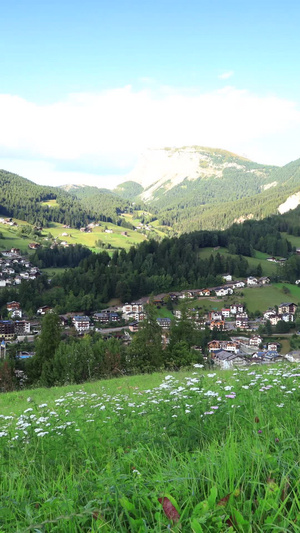 被山谷环绕的欧洲乡村田园村庄风光延时视频31秒视频