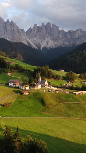 无人机航拍夕阳照耀下的阿尔卑斯山谷74秒视频