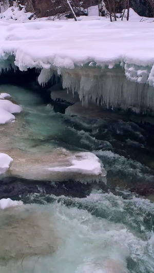 冰雪消融潺潺水流8秒视频