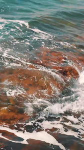 海边海水撞击石头唯美升格镜头视频
