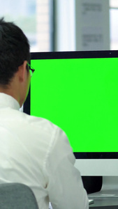 商务人士背影使用绿幕电脑视频抠像视频