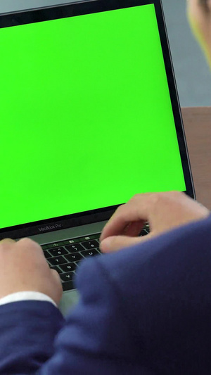 商务办公男士背影使用绿幕笔记本视频抠像27秒视频