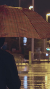 城市雨夜打伞的行人视频