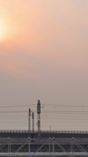 夕阳下的绿皮火车21秒视频