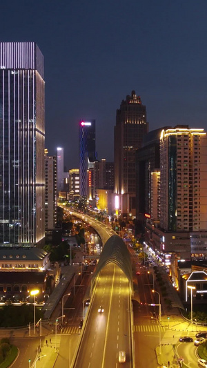 移动延时摄影风光城市交通车水马龙的金融街夜景灯光素材8秒视频