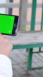 男生横屏使用绿幕手机视频