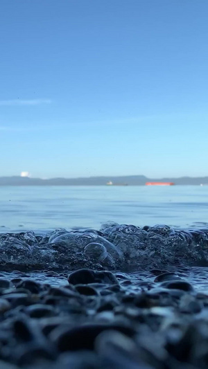 巴厘岛海边低角度海水冲击沙滩慢镜头升格视频12秒视频