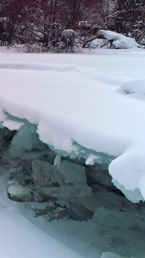 无人机低空拍摄溪水冰雪消融12秒视频