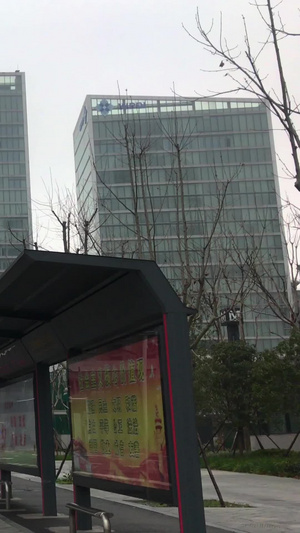 武汉新冠肺炎封城后空旷的道路和公交车站台15秒视频
