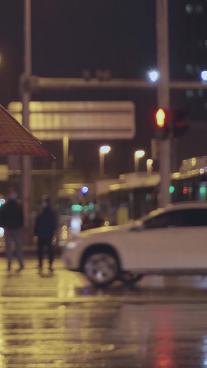 城市雨夜打伞的行人25秒视频