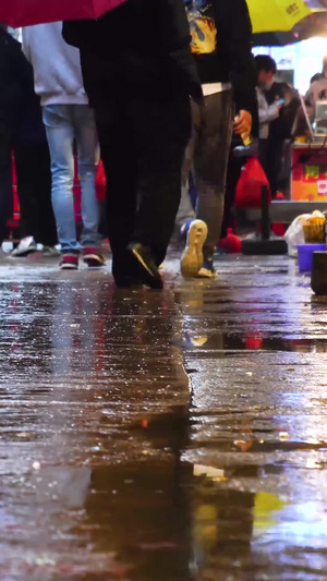 下雨天市场上行人的步伐123秒视频