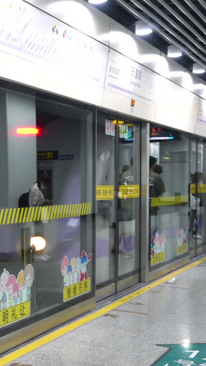 实拍上海地铁61秒视频