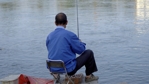 钓鱼的中年男子【该视频无肖像权，请勿商用】31秒视频